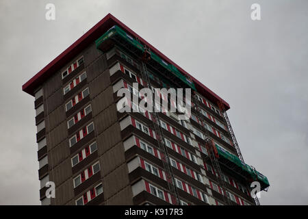 Belfast, UK. 21 Sep, 2017. Belfast, fällt, Straße, 21. September 2017. Die Nordirland Gehäuse Executive (Nihe) sind alle Residential Tower Blocks nach der Grenfell Brand in London zu prüfen. Credit: Bonzo/Alamy leben Nachrichten Stockfoto