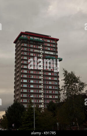 Belfast, UK. 21 Sep, 2017. Belfast, fällt, Straße, 21. September 2017. Die Nordirland Gehäuse Executive (Nihe) sind alle Residential Tower Blocks nach der Grenfell Brand in London zu prüfen. Credit: Bonzo/Alamy leben Nachrichten Stockfoto