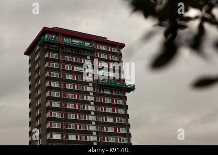 Belfast, UK. 21 Sep, 2017. Belfast, fällt, Straße, 21. September 2017. Die Nordirland Gehäuse Executive (Nihe) sind alle Residential Tower Blocks nach der Grenfell Brand in London zu prüfen. Credit: Bonzo/Alamy leben Nachrichten Stockfoto