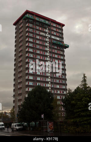 Belfast, UK. 21 Sep, 2017. Belfast, fällt, Straße, 21. September 2017. Die Nordirland Gehäuse Executive (Nihe) sind alle Residential Tower Blocks nach der Grenfell Brand in London zu prüfen. Credit: Bonzo/Alamy leben Nachrichten Stockfoto