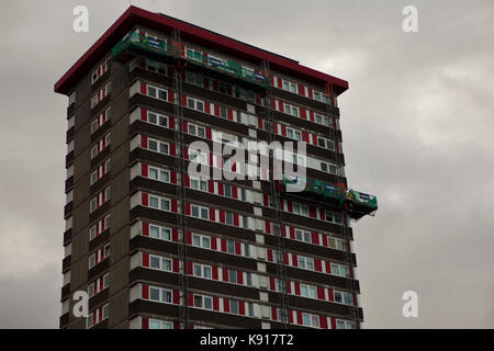 Belfast, UK. 21 Sep, 2017. Belfast, fällt, Straße, 21. September 2017. Die Nordirland Gehäuse Executive (Nihe) sind alle Residential Tower Blocks nach der Grenfell Brand in London zu prüfen. Credit: Bonzo/Alamy leben Nachrichten Stockfoto