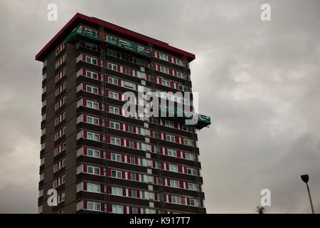 Belfast, UK. 21 Sep, 2017. Belfast, fällt, Straße, 21. September 2017. Die Nordirland Gehäuse Executive (Nihe) sind alle Residential Tower Blocks nach der Grenfell Brand in London zu prüfen. Credit: Bonzo/Alamy leben Nachrichten Stockfoto