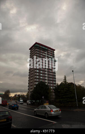 Belfast, UK. 21 Sep, 2017. Belfast, fällt, Straße, 21. September 2017. Die Nordirland Gehäuse Executive (Nihe) sind alle Residential Tower Blocks nach der Grenfell Brand in London zu prüfen. Credit: Bonzo/Alamy leben Nachrichten Stockfoto