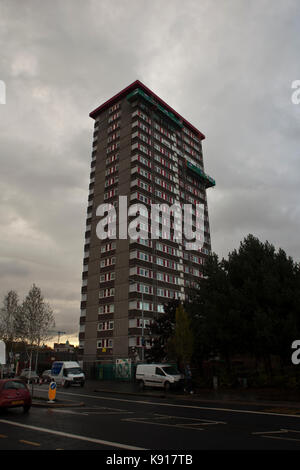 Belfast, UK. 21 Sep, 2017. Belfast, fällt, Straße, 21. September 2017. Die Nordirland Gehäuse Executive (Nihe) sind alle Residential Tower Blocks nach der Grenfell Brand in London zu prüfen. Credit: Bonzo/Alamy leben Nachrichten Stockfoto