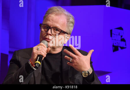 Hamburg, Deutschland. 21 Sep, 2017. Musiker Herbert Grönemeyer auf dem Podium im Schmidt Theater in Hamburg, Deutschland, 21. September 2017. Eine Diskussion mit dem Titel "Musik bewegt - Wie geht Haltung?" wurde als Teil der Reeperbahn Festival Foto: Axel Heimken/dpa/Alamy Leben Nachrichten gehalten Stockfoto