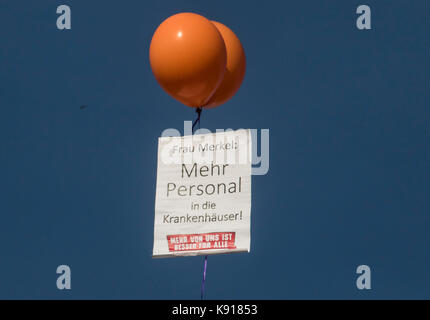 Giessen, Deutschland. 21. September 2017. Krankenhaus Mitarbeiter verwenden einen Ballon für 'Mehr Persönliche" (Lit. mehr Personal zu nennen) von Bundeskanzlerin Angela Merkel in der Hessen-CDU Wahlkampfveranstaltung in Gießen, Deutschland, 21. September 2017. Foto: Frank Rumpenhorst/dpa/Alamy leben Nachrichten Stockfoto