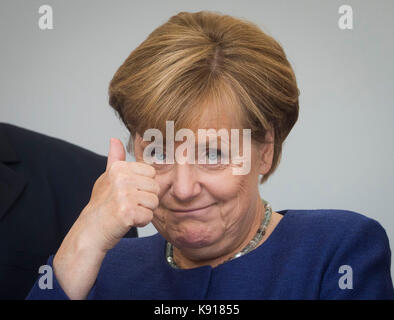 Giessen, Deutschland. 21. September 2017. Die deutsche Bundeskanzlerin Angela Merkel (CDU) auf der Bühne in der Hessen-CDU Wahlkampfveranstaltung in Gießen, Deutschland, 21. September 2017. Foto: Frank Rumpenhorst/dpa/Alamy leben Nachrichten Stockfoto