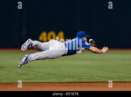 Tropicana Field. 20 Sep, 2017. Florida, USA - ein springen Chicago Cubs kurz Mike Freeman (15) Gerade vermisst Fang Tampa Bay Rays dritter Basisspieler Evan Longoria (3) Im 8. Inning im Spiel zwischen den Chicago Cubs und die Tampa Bay Rays am Tropicana Feld schlagen. Del Mecum/CSM/Alamy leben Nachrichten Stockfoto