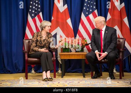 New York, New York, USA. 21. September 2017. Us-Präsident Donald Trump Chats mit dem britischen Premierminister Theresa kann bei einem bilateralen Treffen am Rande der 72. Tagung der Generalversammlung der Vereinten Nationen im Palace Hotel September 20, 2017 in New York City. Credit: Planetpix/Alamy leben Nachrichten Stockfoto