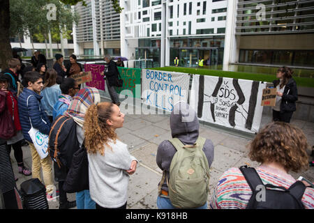 London, Großbritannien. 21 Sep, 2017. Aktivisten gegen Immigration Detention von Soas Häftling Support (SDS) halten eine Mahnwache außerhalb des Home Office nach dem zweiten Tod innerhalb eines Monats zu einem Immigration Detention Center. Ein Mann mit Chinesischer Staatsangehörigkeit starb in Dungavel IRC in South Lanarkshire, Schottland, am 19. September und einer polnischen Mann starb, nachdem er versucht hat, sein eigenes Leben in Harmondsworth IRC am 3. September. Credit: Mark Kerrison/Alamy leben Nachrichten Stockfoto