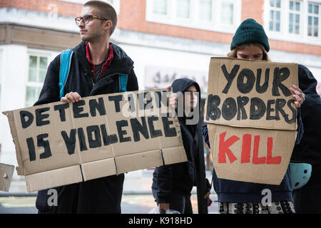 London, Großbritannien. 21 Sep, 2017. Aktivisten gegen Immigration Detention von Soas Häftling Support (SDS) halten eine Mahnwache außerhalb des Home Office nach dem zweiten Tod innerhalb eines Monats zu einem Immigration Detention Center. Ein Mann mit Chinesischer Staatsangehörigkeit starb in Dungavel IRC in South Lanarkshire, Schottland, am 19. September und einer polnischen Mann starb, nachdem er versucht hat, sein eigenes Leben in Harmondsworth IRC am 3. September. Credit: Mark Kerrison/Alamy leben Nachrichten Stockfoto