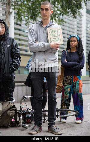 London, Großbritannien. 21 Sep, 2017. Aktivisten gegen Immigration Detention von Soas Häftling Support (SDS) halten eine Mahnwache außerhalb des Home Office nach dem zweiten Tod innerhalb eines Monats zu einem Immigration Detention Center. Ein Mann mit Chinesischer Staatsangehörigkeit starb in Dungavel IRC in South Lanarkshire, Schottland, am 19. September und einer polnischen Mann starb, nachdem er versucht hat, sein eigenes Leben in Harmondsworth IRC am 3. September. Credit: Mark Kerrison/Alamy leben Nachrichten Stockfoto