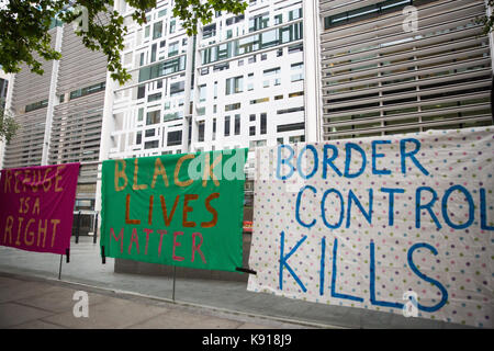 London, Großbritannien. 21 Sep, 2017. Banner von Aktivisten gegen Immigration Detention von Soas Häftling Support (SDS) Holding Notfall Mahnwache außerhalb des Home Office nach dem zweiten Tod innerhalb eines Monats zu einem Immigration Detention Center. Ein Mann mit Chinesischer Staatsangehörigkeit starb in Dungavel IRC in South Lanarkshire, Schottland, am 19. September und einer polnischen Mann starb, nachdem er versucht hat, sein eigenes Leben in Harmondsworth IRC am 3. September. Credit: Mark Kerrison/Alamy leben Nachrichten Stockfoto