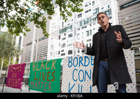 London, Großbritannien. 21 Sep, 2017. Jonathan Bartley, Co - Führer der Grünen Partei, spricht bei einem Notfall vigil von Aktivisten gegen Immigration Detention von Soas Häftling Support (SDS) außerhalb des Home Office organisiert nach dem zweiten Tod innerhalb eines Monats zu einem Immigration Detention Center. Ein Mann mit Chinesischer Staatsangehörigkeit starb in Dungavel IRC in South Lanarkshire, Schottland, am 19. September und einer polnischen Mann starb, nachdem er versucht hat, sein eigenes Leben in Harmondsworth IRC am 3. September. Credit: Mark Kerrison/Alamy leben Nachrichten Stockfoto