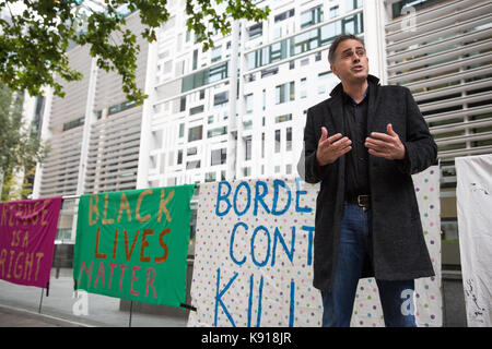 London, Großbritannien. 21 Sep, 2017. Jonathan Bartley, Co - Führer der Grünen Partei, spricht bei einem Notfall vigil von Aktivisten gegen Immigration Detention von Soas Häftling Support (SDS) außerhalb des Home Office organisiert nach dem zweiten Tod innerhalb eines Monats zu einem Immigration Detention Center. Ein Mann mit Chinesischer Staatsangehörigkeit starb in Dungavel IRC in South Lanarkshire, Schottland, am 19. September und einer polnischen Mann starb, nachdem er versucht hat, sein eigenes Leben in Harmondsworth IRC am 3. September. Credit: Mark Kerrison/Alamy leben Nachrichten Stockfoto