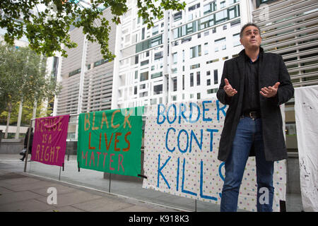 London, Großbritannien. 21 Sep, 2017. Jonathan Bartley, Co - Führer der Grünen Partei, spricht bei einem Notfall vigil von Aktivisten gegen Immigration Detention von Soas Häftling Support (SDS) außerhalb des Home Office organisiert nach dem zweiten Tod innerhalb eines Monats zu einem Immigration Detention Center. Ein Mann mit Chinesischer Staatsangehörigkeit starb in Dungavel IRC in South Lanarkshire, Schottland, am 19. September und einer polnischen Mann starb, nachdem er versucht hat, sein eigenes Leben in Harmondsworth IRC am 3. September. Credit: Mark Kerrison/Alamy leben Nachrichten Stockfoto