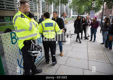 London, Großbritannien. 21 Sep, 2017. Jonathan Bartley, Co - Führer der Grünen Partei, spricht mit Sicherheit Schutz im Notfall vigil von Aktivisten gegen Immigration Detention von Soas Häftling Support (SDS) außerhalb des Home Office organisiert nach dem zweiten Tod innerhalb eines Monats zu einem Immigration Detention Center. Ein Mann mit Chinesischer Staatsangehörigkeit starb in Dungavel IRC in South Lanarkshire, Schottland, am 19. September und einer polnischen Mann starb, nachdem er versucht hat, sein eigenes Leben in Harmondsworth IRC am 3. September. Credit: Mark Kerrison/Alamy leben Nachrichten Stockfoto