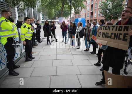 London, Großbritannien. 21 Sep, 2017. Jonathan Bartley, Co - Führer der Grünen Partei, spricht mit Sicherheit Schutz im Notfall vigil von Aktivisten gegen Immigration Detention von Soas Häftling Support (SDS) außerhalb des Home Office organisiert nach dem zweiten Tod innerhalb eines Monats zu einem Immigration Detention Center. Ein Mann mit Chinesischer Staatsangehörigkeit starb in Dungavel IRC in South Lanarkshire, Schottland, am 19. September und einer polnischen Mann starb, nachdem er versucht hat, sein eigenes Leben in Harmondsworth IRC am 3. September. Credit: Mark Kerrison/Alamy leben Nachrichten Stockfoto