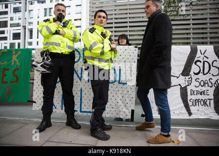 London, Großbritannien. 21 Sep, 2017. Jonathan Bartley, Co - Führer der Grünen Partei, spricht mit Sicherheit Schutz im Notfall vigil von Aktivisten gegen Immigration Detention von Soas Häftling Support (SDS) außerhalb des Home Office organisiert nach dem zweiten Tod innerhalb eines Monats zu einem Immigration Detention Center. Ein Mann mit Chinesischer Staatsangehörigkeit starb in Dungavel IRC in South Lanarkshire, Schottland, am 19. September und einer polnischen Mann starb, nachdem er versucht hat, sein eigenes Leben in Harmondsworth IRC am 3. September. Credit: Mark Kerrison/Alamy leben Nachrichten Stockfoto