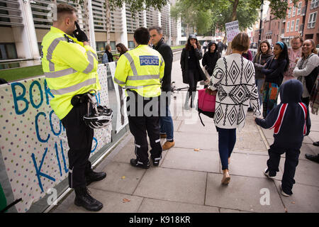 London, Großbritannien. 21 Sep, 2017. Jonathan Bartley, Co - Führer der Grünen Partei, spricht mit Sicherheit Schutz im Notfall vigil von Aktivisten gegen Immigration Detention von Soas Häftling Support (SDS) außerhalb des Home Office organisiert nach dem zweiten Tod innerhalb eines Monats zu einem Immigration Detention Center. Ein Mann mit Chinesischer Staatsangehörigkeit starb in Dungavel IRC in South Lanarkshire, Schottland, am 19. September und einer polnischen Mann starb, nachdem er versucht hat, sein eigenes Leben in Harmondsworth IRC am 3. September. Credit: Mark Kerrison/Alamy leben Nachrichten Stockfoto