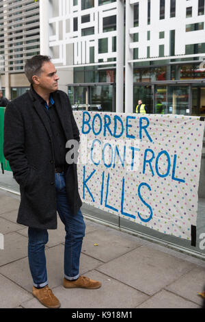 London, Großbritannien. 21 Sep, 2017. Jonathan Bartley, Co - Führer der Grünen Partei, nimmt teil an einem Notfall vigil von Aktivisten gegen Immigration Detention von Soas Häftling Support (SDS) außerhalb des Home Office organisiert nach dem zweiten Tod innerhalb eines Monats zu einem Immigration Detention Center. Ein Mann mit Chinesischer Staatsangehörigkeit starb in Dungavel IRC in South Lanarkshire, Schottland, am 19. September und einer polnischen Mann starb, nachdem er versucht hat, sein eigenes Leben in Harmondsworth IRC am 3. September. Credit: Mark Kerrison/Alamy leben Nachrichten Stockfoto