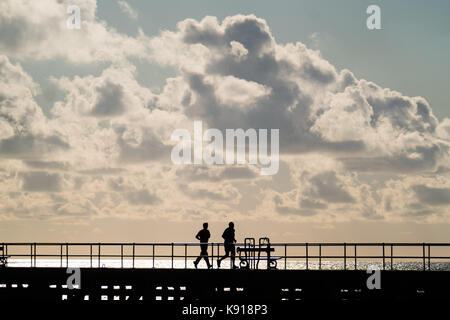 Aberystwyth Wales UK, Donnerstag, den 21. September UK Wetter: Leute joggen am Meer, an einem hellen, sonnigen und blustery Tag in Aberystwyth auf der West Wales Küste Foto: Keith Morris/Alamy leben Nachrichten Stockfoto