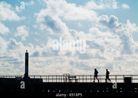 Aberystwyth Wales UK, Donnerstag, den 21. September UK Wetter: Leute joggen am Meer, an einem hellen, sonnigen und blustery Tag in Aberystwyth auf der West Wales Küste Foto: Keith Morris/Alamy leben Nachrichten Stockfoto