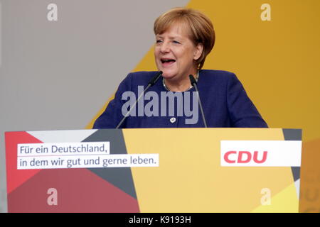 Gießen, Deutschland. September 2017. Bundeskanzlerin Angela Merkel hält eine Wahlkampfrede als Vorsitzende der Christlich Demokratischen Union und führende Kandidatin als Bundeskanzlerin bei den Bundestagswahlen (24. September 2017) am Brandplatz in Gießen. Kredit: Christian Lademann Stockfoto