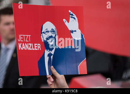 Hannover, Deutschland. 21 Sep, 2017. Ein Pro - Martin Schulz Poster ist bis auf einer SPD-Wahlkampfveranstaltung im Zentrum von Hannover, Deutschland, 21. September 2017 statt. Credit: Peter Steffen/dpa/Alamy leben Nachrichten Stockfoto