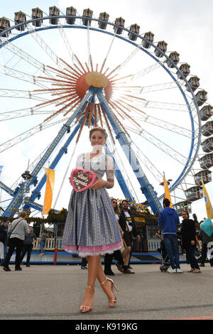 München, Deutschland. 21 Sep, 2017. dpa Exklusiv - Wiesn playmate Patrizia Dinkel posiert vor dem Riesenrad auf dem Oktoberfest in München, Deutschland, 21. September 2017. Oktoberfest in diesem Jahr läuft noch bis zum 03. Oktober 2017. Credit: Felix Hörhager/dpa/Alamy leben Nachrichten Stockfoto