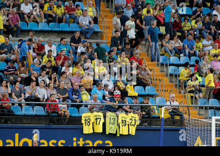 Fans von Villarreal CF während der Santander Liga Match in Ceramica Stadion (Madrigal) zwischen Villarreal CF und RCD Espanyol spielte. Villarreal, Castellon, Comunitat Valenciana, Spanien. Sep 21 2017. Stockfoto