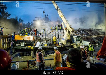 Mexiko-Stadt, Mexiko. September 2017. Die Arbeiten am frühen Morgen des 21. September 2017 in einem der Gebäude brach durch das Erdbeben vom vergangenen September 19 in Mexiko-Stadt. Diese Unterkunft befindet sich in der Emiliano Zapata de la colonia Embajadores Straße. An diesem Ort setzen die Rettungsarbeiten bis zum Morgengrauen fort, in dem eine kleine Aussparung stattfand, während die Hilfe von Hunderten von Rettern durchgeführt wurde, um die Suche fortzusetzen. In den ersten Stunden von heute haben sie Leichen ohne Leben gefunden. Kredit: NortePhoto.com/Alamy Live News Stockfoto