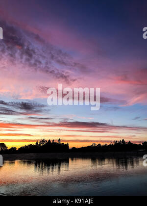 Tuesley Lane Godalming. 21. September 2017. Bewölkt Bedingungen über dem Haus Grafschaften an diesem Abend einen schönen Sonnenuntergang. Sonnenuntergang über Godalming, Surrey. Credit: James Jagger/Alamy leben Nachrichten Stockfoto