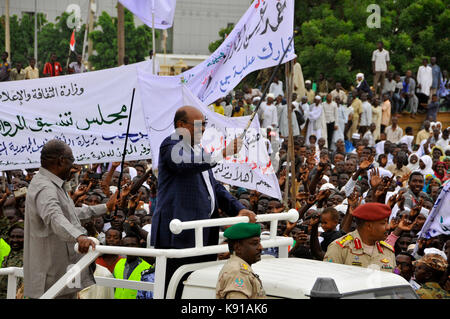 Nyala, Sudan. 21 Sep, 2017. Den sudanesischen Präsidenten Omar al-Bashir nimmt an einer Versammlung in Nyala, der Hauptstadt von South Darfur, Sudan am Sept. 21, 2017. Omar al-Bashir forderte am Donnerstag die Bürger der Region Darfur ihre Waffen freiwillig an die Regierung übergeben, bevor die Regierung beginnt sie gewaltsam zu sammeln. Credit: Mohamed Khidir/Xinhua/Alamy leben Nachrichten Stockfoto