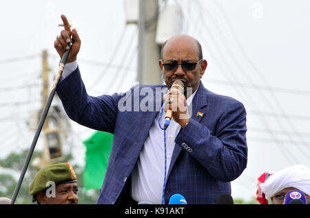 Nyala, Sudan. 21 Sep, 2017. Den sudanesischen Präsidenten Omar al-Bashir nimmt an einer Versammlung in Nyala, der Hauptstadt von South Darfur, Sudan am Sept. 21, 2017. Omar al-Bashir forderte am Donnerstag die Bürger der Region Darfur ihre Waffen freiwillig an die Regierung übergeben, bevor die Regierung beginnt sie gewaltsam zu sammeln. Credit: Mohamed Khidir/Xinhua/Alamy leben Nachrichten Stockfoto