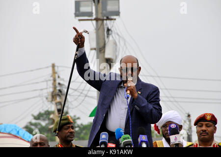 Nyala, Sudan. 21 Sep, 2017. Den sudanesischen Präsidenten Omar al-Bashir nimmt an einer Versammlung in Nyala, der Hauptstadt von South Darfur, Sudan am Sept. 21, 2017. Omar al-Bashir forderte am Donnerstag die Bürger der Region Darfur ihre Waffen freiwillig an die Regierung übergeben, bevor die Regierung beginnt sie gewaltsam zu sammeln. Credit: Mohamed Khidir/Xinhua/Alamy leben Nachrichten Stockfoto