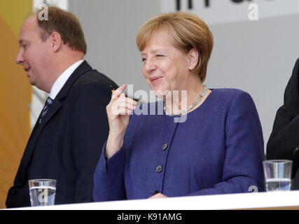 Gießen, Deutschland. September 2017. Bundeskanzlerin Angela Merkel hält eine Wahlkampfrede als Vorsitzende der Christlich Demokratischen Union und führende Kandidatin als Bundeskanzlerin bei den Bundestagswahlen (24. September 2017) am Brandplatz in Gießen. Kredit: Christian Lademann Stockfoto