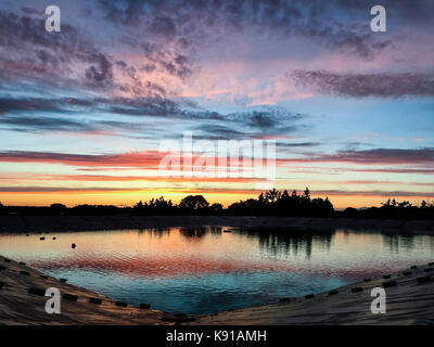 Tuesley Lane Godalming. 21. September 2017. Bewölkt Bedingungen über dem Haus Grafschaften an diesem Abend einen schönen Sonnenuntergang. Sonnenuntergang über Godalming, Surrey. Credit: James Jagger/Alamy leben Nachrichten Stockfoto