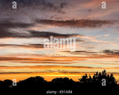 Tuesley Lane Godalming. 21. September 2017. Bewölkt Bedingungen über dem Haus Grafschaften an diesem Abend einen schönen Sonnenuntergang. Sonnenuntergang über Godalming, Surrey. Credit: James Jagger/Alamy leben Nachrichten Stockfoto