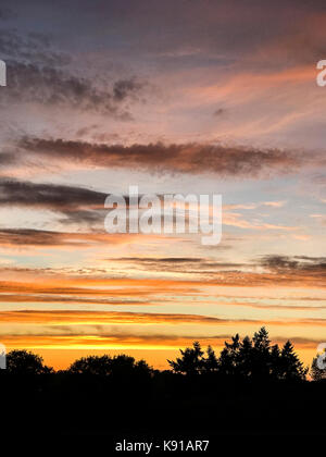 Tuesley Lane Godalming. 21. September 2017. Bewölkt Bedingungen über dem Haus Grafschaften an diesem Abend einen schönen Sonnenuntergang. Sonnenuntergang über Godalming, Surrey. Credit: James Jagger/Alamy leben Nachrichten Stockfoto