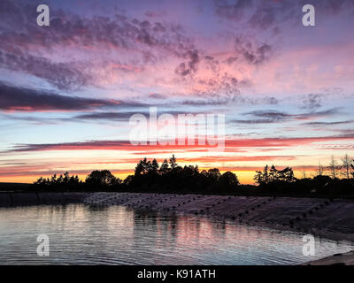 Tuesley Lane Godalming. 21. September 2017. Bewölkt Bedingungen über dem Haus Grafschaften an diesem Abend einen schönen Sonnenuntergang. Sonnenuntergang über Godalming, Surrey. Credit: James Jagger/Alamy leben Nachrichten Stockfoto