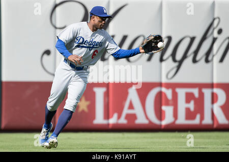 Philadelphia, Pennsylvania, USA. 21 Sep, 2017. Los Angeles Dodgers linken Feldspieler Curtis Granderson (6) Felder die Kugel während der MLB Spiel zwischen den Los Angeles Dodgers und Philadelphia Phillies am Citizens Bank Park in Philadelphia, Pennsylvania. Christopher Szagola/CSM/Alamy leben Nachrichten Stockfoto