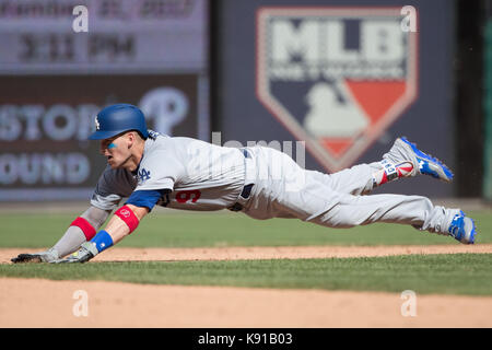 Philadelphia, Pennsylvania, USA. 21 Sep, 2017. Los Angeles Dodgers catcher Yasmani Grandal (9) Tauchgänge für die zweite Base während der MLB Spiel zwischen den Los Angeles Dodgers und Philadelphia Phillies am Citizens Bank Park in Philadelphia, Pennsylvania. Christopher Szagola/CSM/Alamy leben Nachrichten Stockfoto