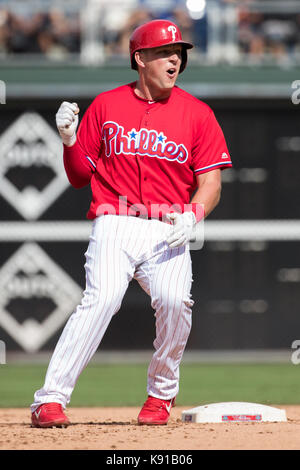 Philadelphia, Pennsylvania, USA. 21 Sep, 2017. Philadelphia Phillies' Rhys Hoskins (17) reagiert auf seine 2 RBI double während der MLB Spiel zwischen den Los Angeles Dodgers und Philadelphia Phillies am Citizens Bank Park in Philadelphia, Pennsylvania. Christopher Szagola/CSM/Alamy leben Nachrichten Stockfoto