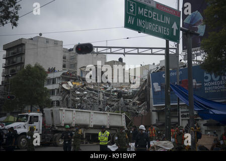 Mexiko City, Mexiko City, MX. 21 Sep, 2017. Lokale und internationale Rettungsteams mit technischen Geräten und speziell ausgebildete Hunde helfen Überlebenden in Colonia zu finden. Roma nach einem starken Erdbeben jolted Mexiko Stadt. Eine Magnitude 7.1 Erdbeben erschütterte zentralen Mexiko am Dienstag, Einsturz mehrerer Gebäude und Verstreute Trümmer auf den Straßen zum Jahrestag der Ein starkes Beben 1985. Quelle: Joel Alvarez/ZUMA Draht/Alamy leben Nachrichten Stockfoto