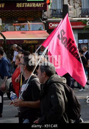 September 21, 2017 - Paris wieder zurück in Paris, um die Proteste gegen eine Reform der französischen Arbeitsrecht Donnerstag sank, als Präsident Emmanuel Längestrich vorbereitet, um die Änderungen zu endgültige Zustimmung Freitag geben. Die Polizei schätzt, dass 16.000 Menschen gegen den Plan in Paris Donnerstag marschierten während Gewerkschaften 55.000 sagen. Der 39-jährige Präsident sagte, seine Wahlsiege im Mai und Juni gab ihm die Legitimation durch die Reformen voranzubringen. Stockfoto