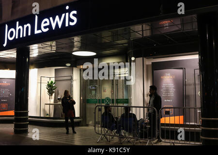 London, Großbritannien. 21 Sep, 2017. Die ersten Mitglieder der öffentlichen warten draußen John Lewis, Oxford Street, London, UK, auf Camping Stühle um 21:00 Uhr Am 21. September, vor der Einführung des neuen Apple iPhone 8 und iPhone 8 Plus am 22. September. Stockfoto