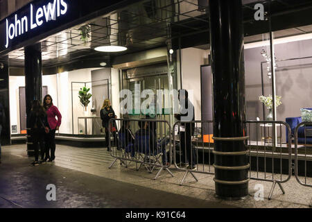 London, Großbritannien. 21 Sep, 2017. Die ersten Mitglieder der öffentlichen warten draußen John Lewis, Oxford Street, London, UK, auf Camping Stühle um 21:00 Uhr Am 21. September, vor der Einführung des neuen Apple iPhone 8 und iPhone 8 Plus am 22. September. Stockfoto