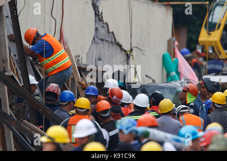 Mexiko City, Mexiko. 21 Sep, 2017. Rettungskräfte und Helfer suchen nach Überlebenden am Enrique Rebsamen Schule in Mexiko City, die Hauptstadt von Mexiko, Sept. 21, 2017. Die Zahl der Todesopfer von Dienstag 7.1 Erdbeben in Mexiko auf 273 gestiegen, sagte die Regierung am Donnerstag. Credit: Francisco Canedo/Xinhua/Alamy leben Nachrichten Stockfoto