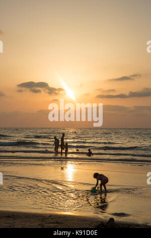 Tel Aviv, Israel. 21 Sep, 2017. Die Menschen genießen, sich am Strand während der jüdische Feiertag von Rosch Haschanah in Tel Aviv, Israel, on Sept. 21, 2017. Quelle: Guo yu/Xinhua/Alamy leben Nachrichten Stockfoto